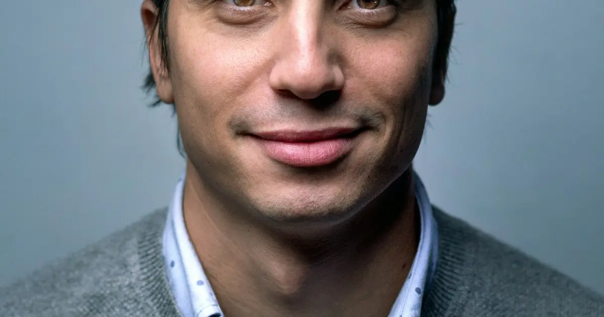 Example Hinge profile photos for men with strong lead and supporting shots
