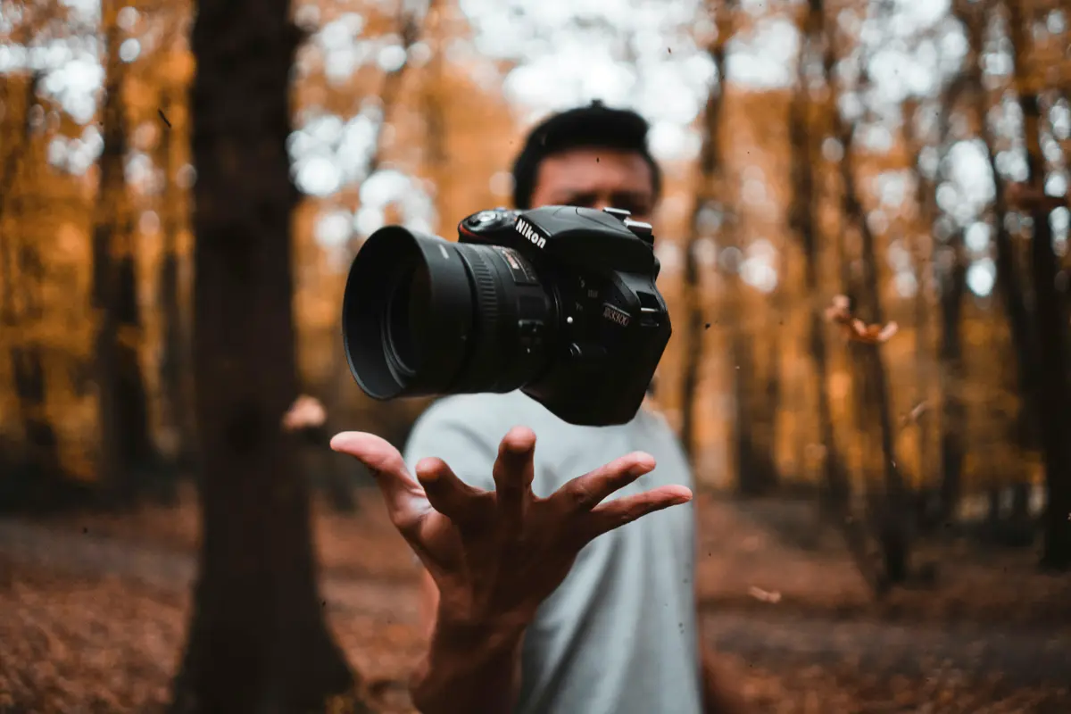 Comparison between AI generated photos and professional photography for dating profiles