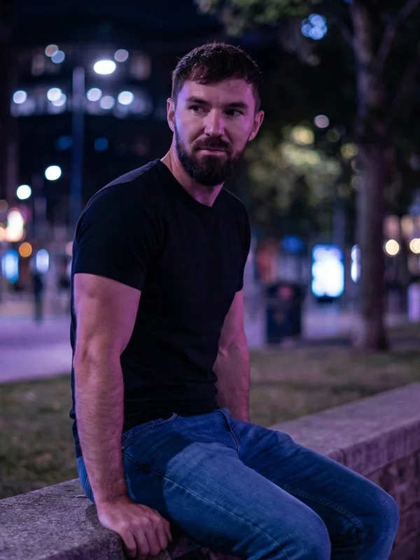 Urban Explorer · Night Park: Porträt in einem klaren Acryldisplay