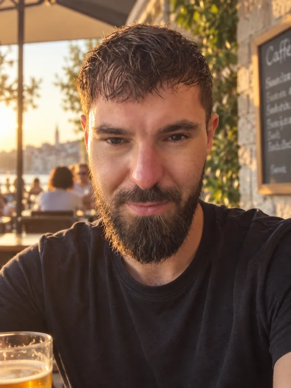 Café Candid: ritratto in una cornice di acrilico trasparente