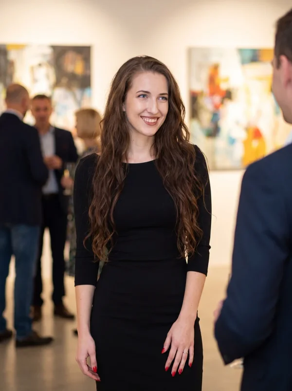 Gallery Opening · Evening Candid: Porträt in einem klaren Acryldisplay