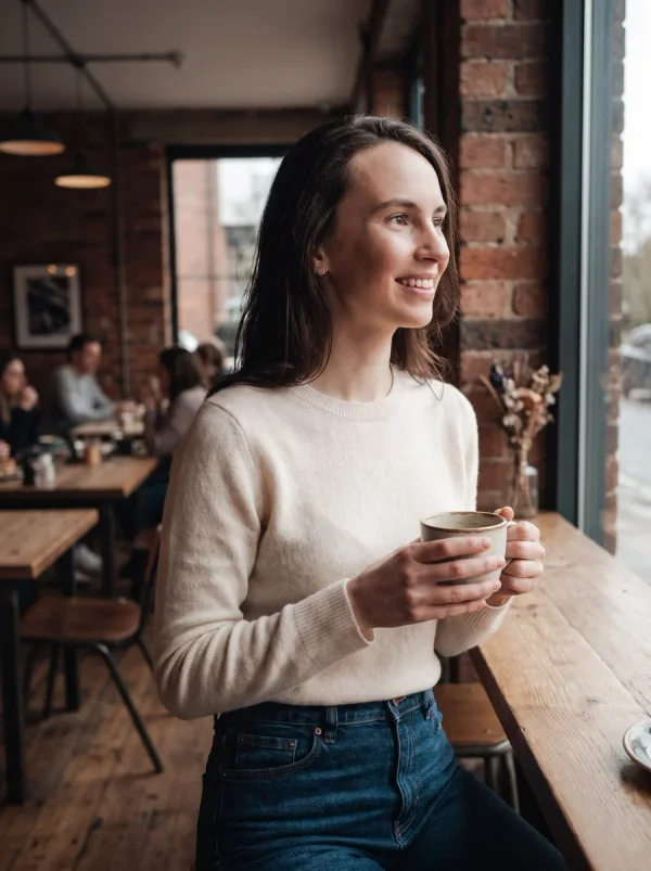 Lifestyle · Everyday Candid: Porträt in einem klaren Acryldisplay