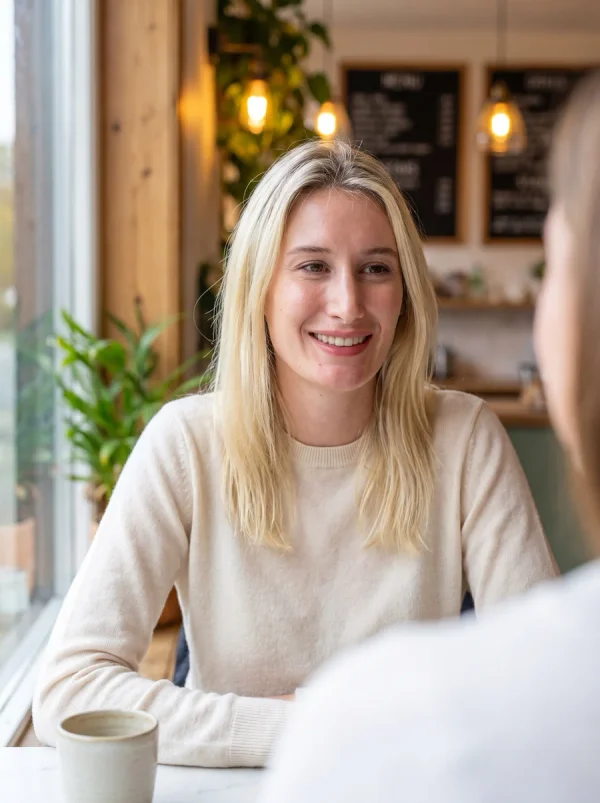 Café Candid: Porträt in einem klaren Acryldisplay