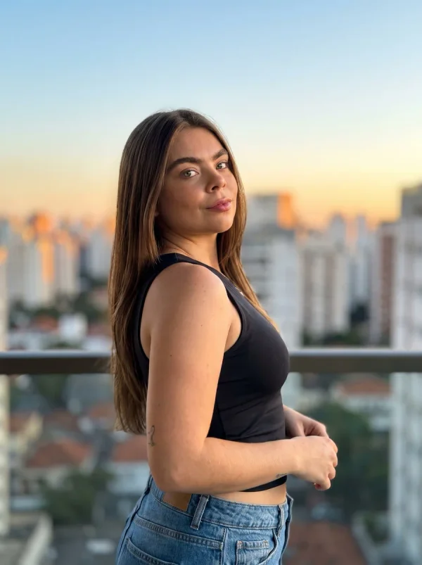 Moody Editorial · Sunset Balcony: Porträt in einem klaren Acryldisplay